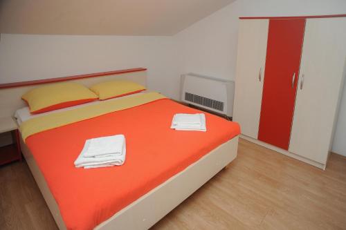 Ένα ή περισσότερα κρεβάτια σε δωμάτιο στο Apartmani Vila Caska
