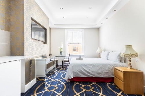 倫敦的住宿－Marble Arch Mews Apart'hotel，酒店客房配有一张床铺和一张桌子。