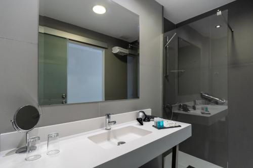 La salle de bains est pourvue d'un lavabo et d'un miroir. dans l'établissement Hotel Caserio, à Playa del Ingles