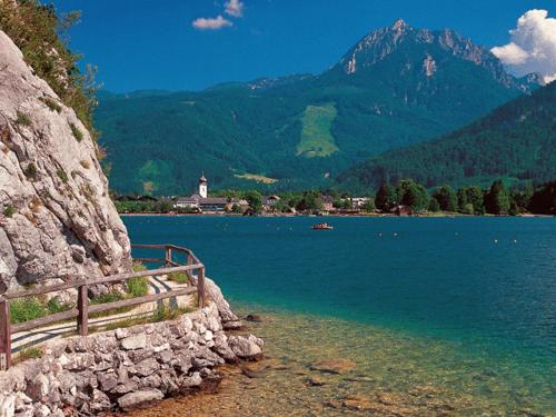 a view of a large body of water with mountains at Apartementhaus Schöndorfer in Strobl