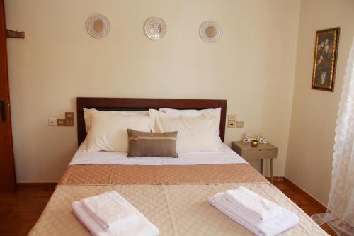una camera da letto con un letto e due asciugamani di Meteoron Guesthouse a Kalabaka