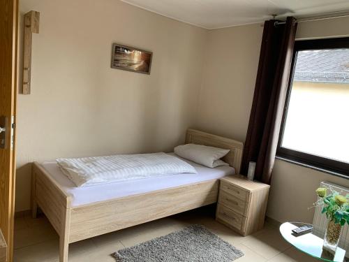 a small bed in a room with a window at Kubacher Hof in Kubach