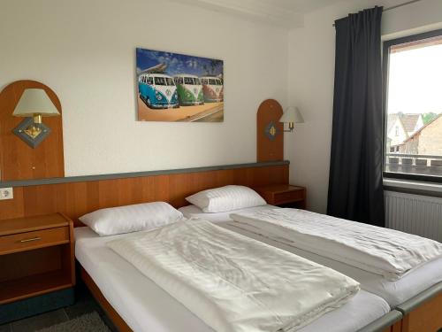 two twin beds in a bedroom with a window at Kubacher Hof in Kubach