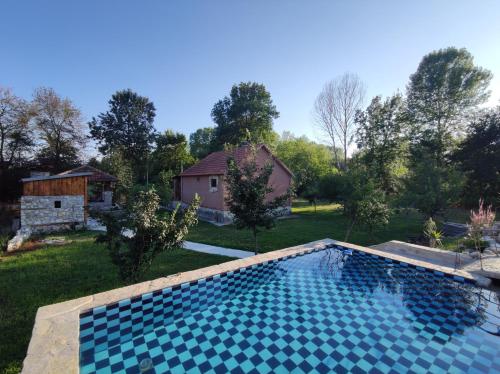 una piscina en un patio con una casa en Forest Home, en Golubovci