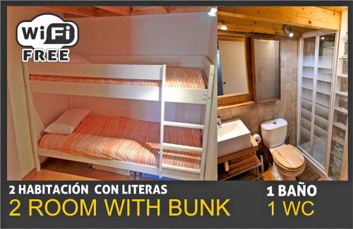 Zimmer mit Etagenbetten und einem Bad mit Waschbecken in der Unterkunft Apartamento El Medano Marineda Loft in El Médano