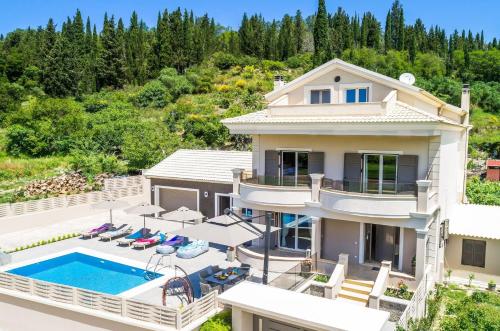 GardeládesにあるLuxury Villa Matzourana by PosarelliVillasのギャラリーの写真