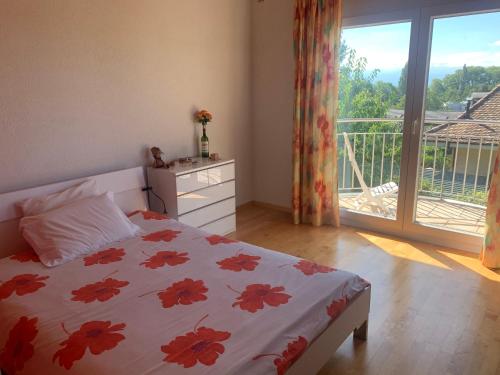 um quarto com uma cama e uma janela com uma varanda em Chambre D'Hôtes Wellingtonia em Mont-sur-Rolle