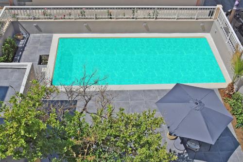 Vue sur la piscine de l'établissement CreteSuites - Urban Villa with Pool - 500m to the Beach ou sur une piscine à proximité