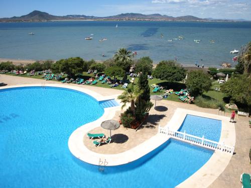 an overhead view of a swimming pool and the ocean at Hotel Izán Cavanna in La Manga del Mar Menor