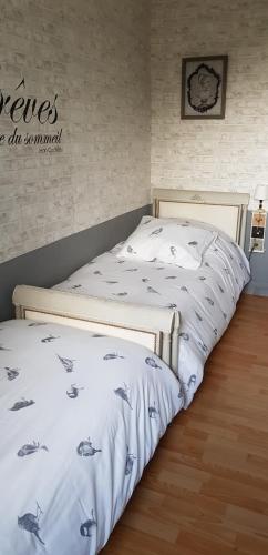 Cette chambre comprend 2 lits jumeaux. dans l'établissement Cosy Cottage, à Beugin