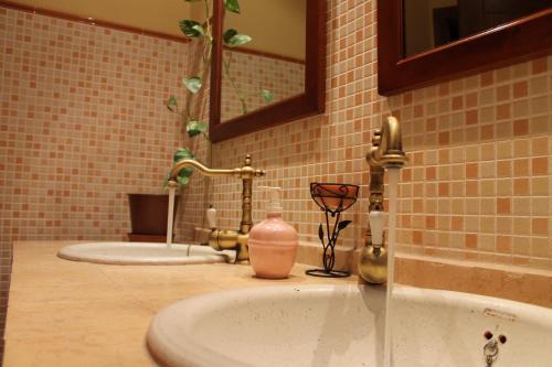 une salle de bain avec deux lavabos et un miroir dans l'établissement El Corral de Valero, à Valdealgorfa