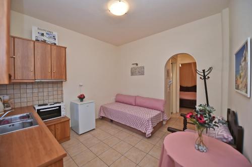sala de estar con sofá y cocina en Mata's Apartments, en Tinos