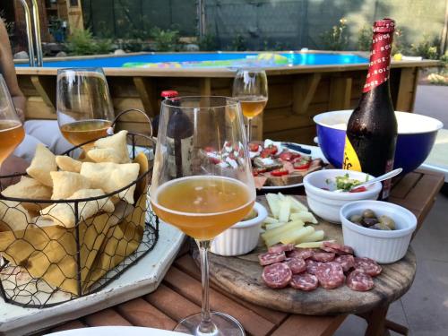 un tavolo con due bicchieri di vino e cibo di B&B Casalnovo a Castelnuovo di Magra
