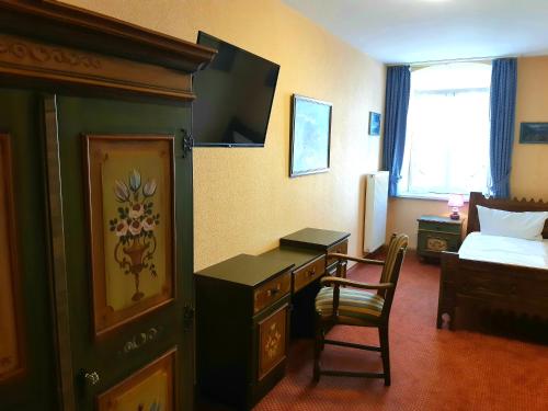 a hotel room with a desk and a bed at Werdenfelser Hof in Garmisch-Partenkirchen