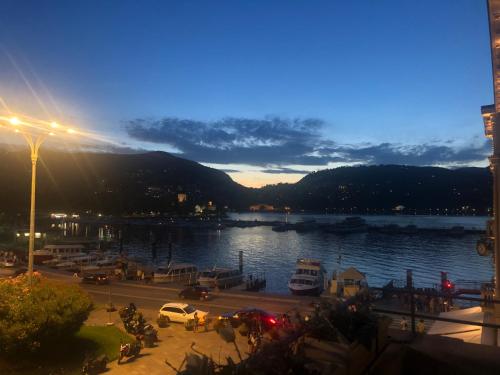 - une vue sur une étendue d'eau avec des bateaux dans un parking dans l'établissement Piazza Cavour - Lake view Apartment, à Côme