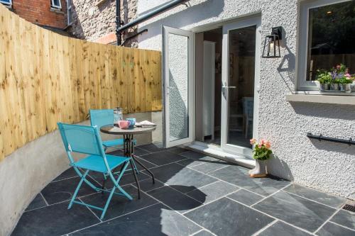 Chapel View- Beautiful central cottage with nearby Restaurants & Castle walkにあるバルコニーまたはテラス