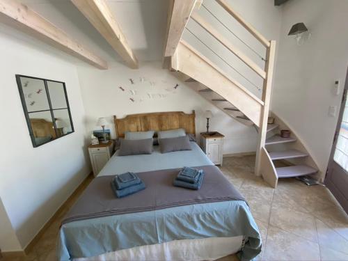 ein Schlafzimmer mit einem großen Bett und einer Treppe in der Unterkunft Mas de l'Estello B&B in Saint-Rémy-de-Provence