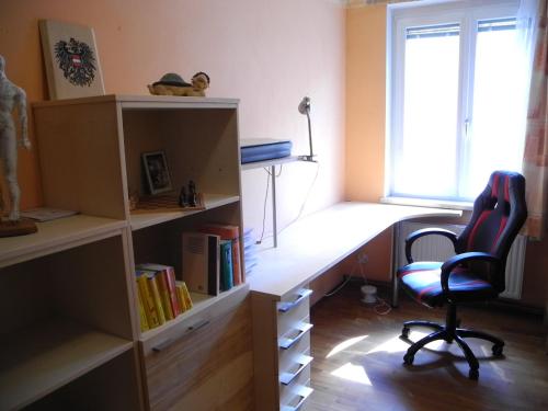 escritorio y silla en una habitación con ventana en Apartment to explore Vienna and self-supply, en Viena