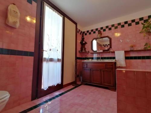 baño con aseo y lavabo y ventana en Villa Giuliana en Vigonza