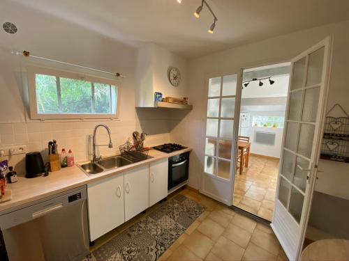 une cuisine avec un évier et un plan de travail dans l'établissement Mas de l'Estello, à Saint-Rémy-de-Provence