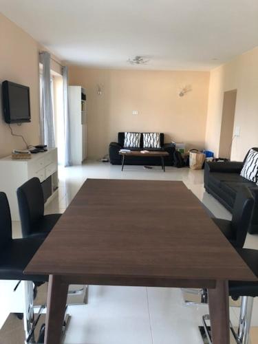 Velden View Ferienwohnung direkt am Wald mit großer Sonnenterrasse und grandiosem Karawankenblick