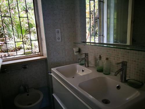 アンツィオにあるSulla Spiaggiaのバスルーム(洗面台、鏡付)