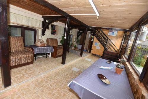 een woonkamer met een tafel en een bank en een tafel sidx sidx bij CASA TUDOR in Buşteni