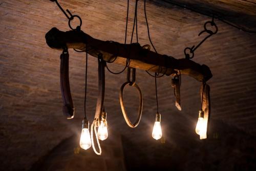 a bunch of lights hanging from a ceiling at Borgo Case Lucidi relax in Torano Nuovo