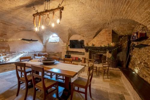 a kitchen and dining room with a table and chairs at Borgo Case Lucidi relax in Torano Nuovo