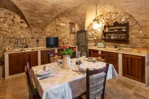 une salle à manger avec une table et une cuisine dans l'établissement Borgo Case Lucidi relax, à Torano Nuovo