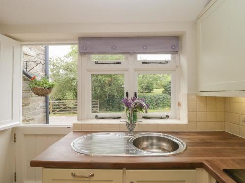 uma cozinha com um lavatório e uma janela em Drover's em Stawell