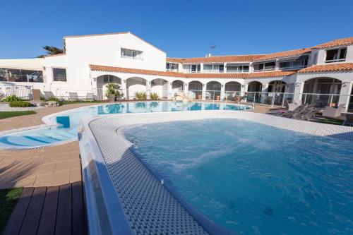 Бассейн в Hôtel Restaurant Le Grand Large - Face à la plage - Ile de Ré или поблизости