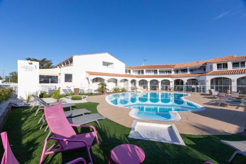 Бассейн в Hôtel Restaurant Le Grand Large - Face à la plage - Ile de Ré или поблизости