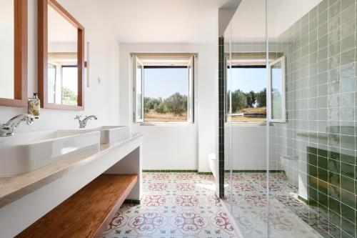 a bathroom with a sink and a shower at A Casa do Governador in Évora