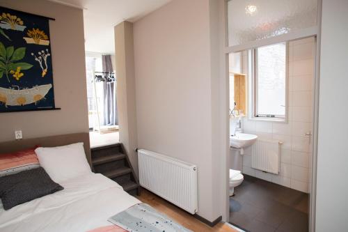 Koupelna v ubytování HOLT Hotel