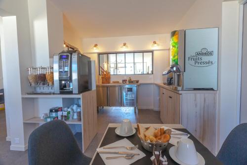 Кухня или мини-кухня в Hôtel Restaurant Le Grand Large - Face à la plage - Ile de Ré
