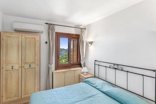 Un pat sau paturi într-o cameră la Miramare Flat