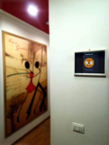 a wall with a picture of a cat on it at Casa Giulia Vacanze in Baronissi