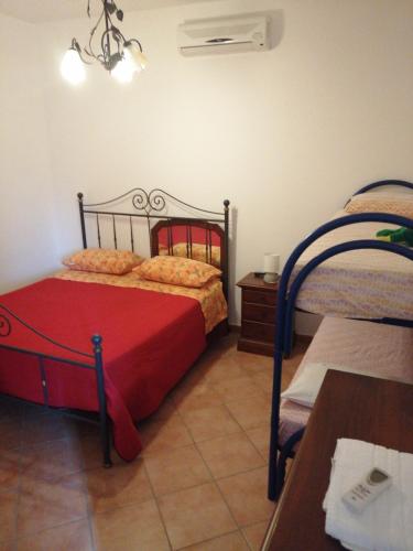 een slaapkamer met een bed met een rode deken bij countryhomeantonella in Castel San Giorgio