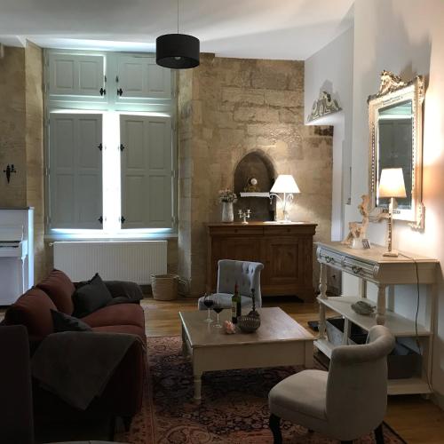 un salon avec un canapé et une table dans l'établissement L'appart d'à coté, 2 chambres, à Sarlat-la-Canéda