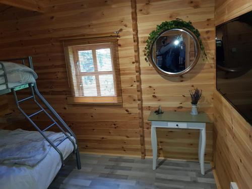 Postel nebo postele na pokoji v ubytování Cabin at Aithernie