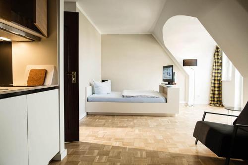 um quarto com uma cama num quarto com um sótão em SMARTments business Hamburg Aussenalster em Hamburgo