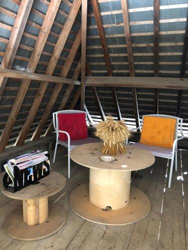 three chairs and a table in a room at CAMPAGNE ET MER in Saâne-Saint-Just