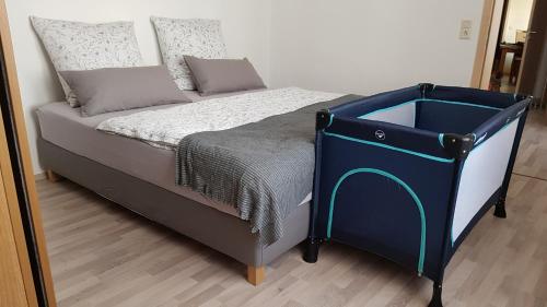 Giường trong phòng chung tại Ferienwohnung im Herzen Neuwied - Heddesdorf