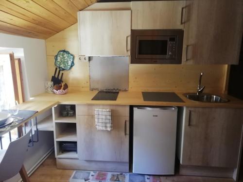a small kitchen with a sink and a microwave at Ca La Bruna 