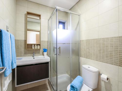 uma casa de banho com um chuveiro, um WC e um lavatório. em V4, Villa Jardins Branqueira near Beach, Albufeira em Albufeira