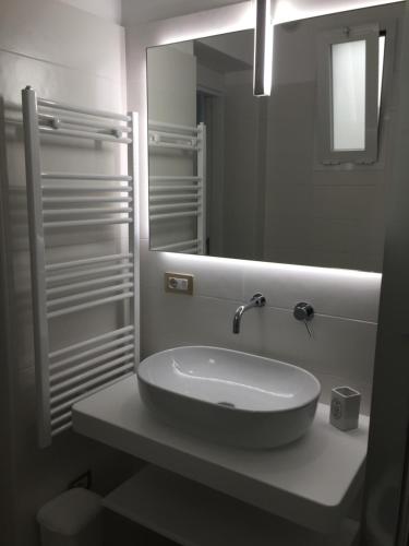 ein Bad mit einem Waschbecken und einem Spiegel in der Unterkunft Ugento Dimora in Ugento