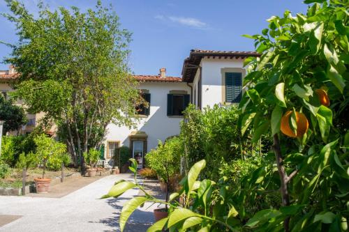 una casa con un albero di arancio di fronte di L'OZioRinco Apartments a Firenze