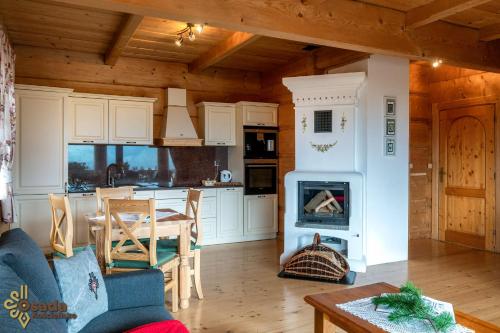 a kitchen and dining room with a stove in a room at Osada Kościelisko - Tatry na Wyciągnięcie Ręki in Kościelisko