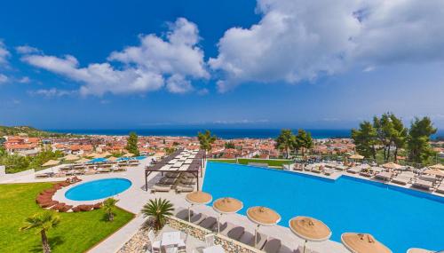 uma vista aérea de um resort com uma piscina e cadeiras em Alia Palace Hotel - Adults Only 16+ em Pefkohori